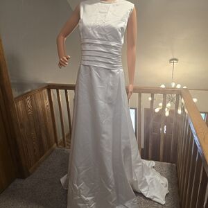 Elegant White Sleeveless Wedding Dress Size 42